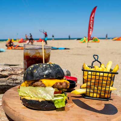 Gökçeada'da özel ekmekli enfes burger.