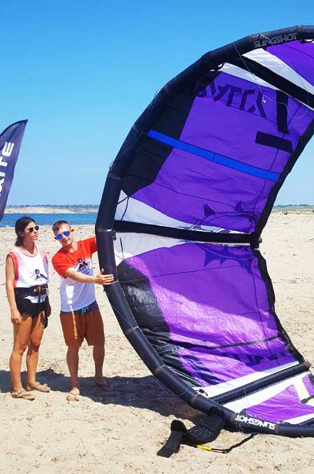 Uçurtma sörfü dersinde kite kurulumu.