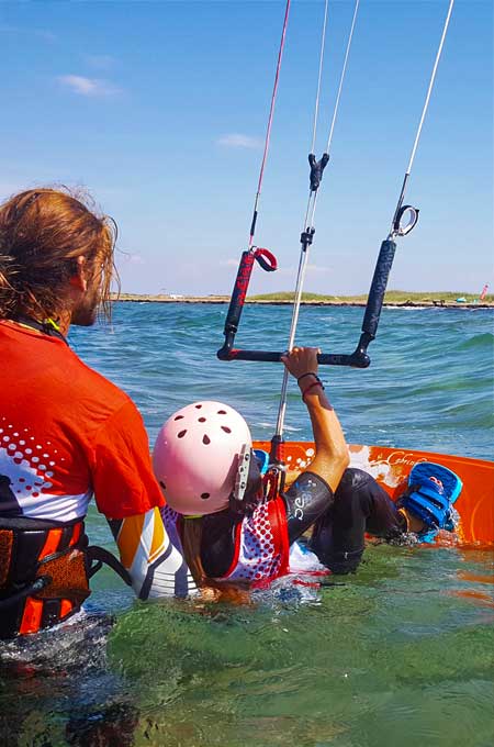 Kitesurf kursunda waterstart.