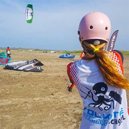 Gökçeada'da kitesurf dersi alan öğrenci.