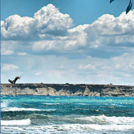 Volkite Kitesurf okulunda uçurtma sörfü eğitimi .