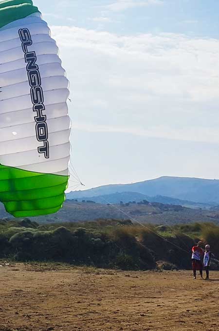 Gökçeada kitesurf eğitimi alan bir öğrenci .
